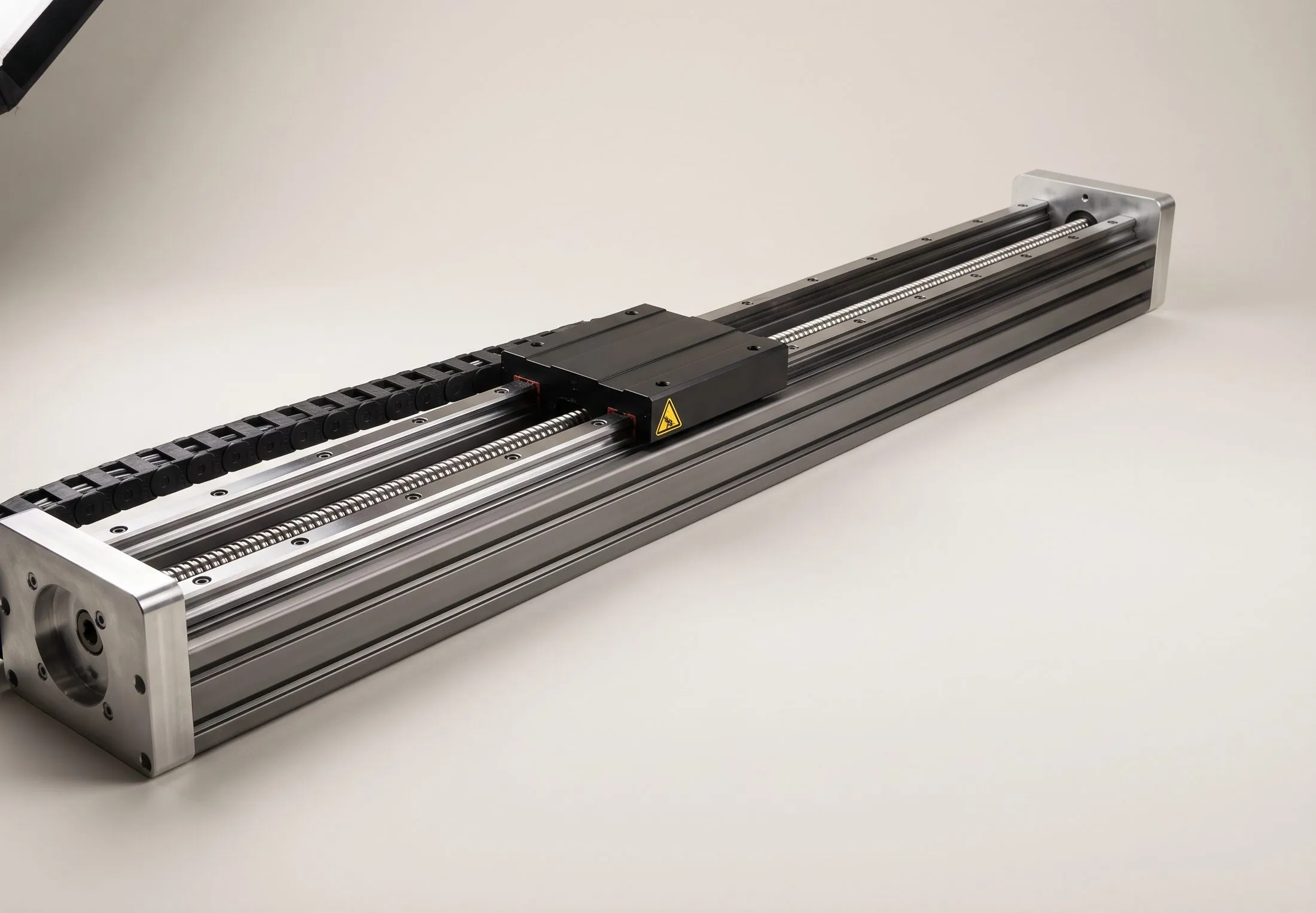 Lineareinheit aus Aluminiumprofil mit schwarzem Schlitten auf zwei geschliffenen Stahlschienen