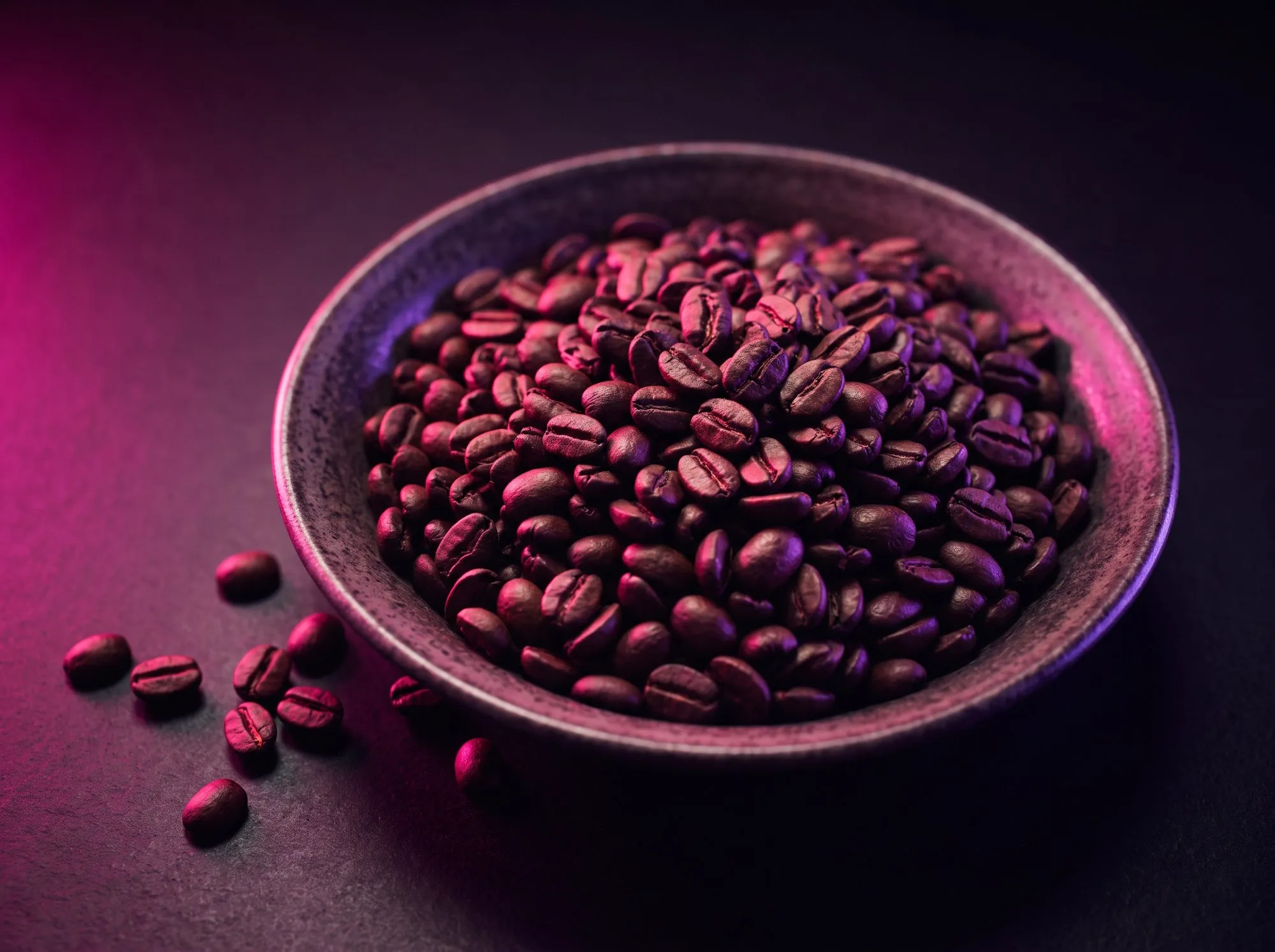 Geröstete Bohnen in einer flachen Schale, angeleuchtet in Magenta und Violett