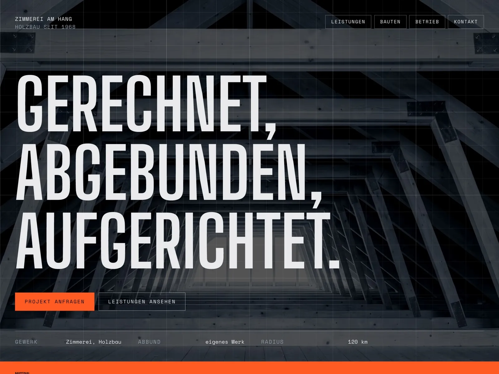 Bildschirmfoto der Zimmerei am Hang: der Satz „Gerechnet, abgebunden, aufgerichtet.“ über dem Blick in einen Dachstuhl